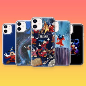 Op de afbeelding: Vijf telefoonhoesjes met kleurrijke Disney Fantasia-ontwerpen. De hoesjes tonen Mickey Mouse in verschillende poses, waaronder de Tovenaarsleerling, tegen achtergronden van sterren en wervelende kleuren. De hoesjes zijn transparant met een glanzende afwerking.