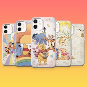 Op de afbeelding: Vijf telefoonhoesjes met kleurrijke illustraties van Winnie de Poeh en zijn vrienden. De hoesjes tonen personages als Poeh, Tijgertje, Iejoor en Knorretje, met ontwerpen zoals honingpotten, regenbogen en bloemaccenten.