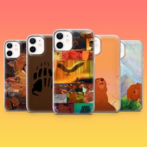 Puede incluir: Se muestran cinco fundas para teléfono con diferentes diseños. Las fundas presentan imágenes de osos, paisajes y escenas de una película de animación. Las fundas tienen un acabado transparente y brillante y están diseñadas para un teléfono inteligente.