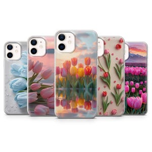Op de afbeelding: Vijf telefoonhoesjes met bloemmotieven. De hoesjes tonen tulpen in roze, geel en blauw, met enkele ontwerpen die in het water weerspiegelen. De hoesjes hebben een transparante rand. De hoesjes zijn ontworpen voor een mobiele telefoon.