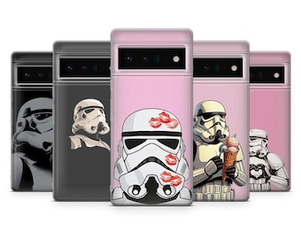 Puede incluir: Una colección de fundas para teléfonos con diseños de Stormtroopers. Las fundas muestran varias imágenes, incluyendo un Stormtrooper con besos, sosteniendo un helado y en blanco y negro. Las fundas son en tonos rosa, gris y negro.