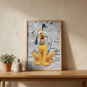 Pode incluir: Uma impressão de arte de parede retangular emoldurada apresentando um cão de desenho animado amarelo com uma coleira verde, sentado em frente a um fundo de história em quadrinhos em preto e branco. O cão tem orelhas pretas e língua rosa.