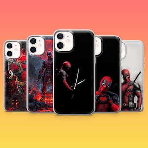 Puede incluir: Una colección de cinco fundas para teléfono con ilustraciones de Deadpool. Las fundas muestran varias poses de acción y primeros planos del personaje con su característico traje rojo y negro, sobre fondos coloridos.