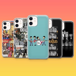 Può includere: Una collezione di custodie per telefoni con immagini dei Beatles. I design includono i membri della band, le copertine degli album e il logo della band. Le custodie sono in vari colori, tra cui blu, nero e un collage di immagini. Le custodie sono per smartphone.