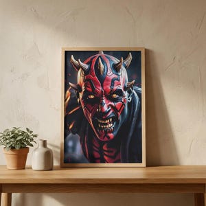 Puede incluir: Una impresión de arte mural enmarcada que presenta un retrato en primer plano de un personaje con piel roja y negra, cuernos afilados y ojos amarillos brillantes. El personaje tiene una expresión de gruñido con dientes visibles.