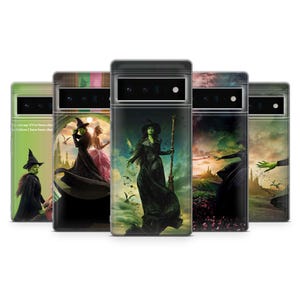 Puede incluir: Una colección de fundas para teléfonos con imágenes de la Malvada Bruja del Oeste de El Mago de Oz. Las fundas muestran a la bruja en varias escenas, con una combinación de colores verde y negro, y algunas incluyen texto.