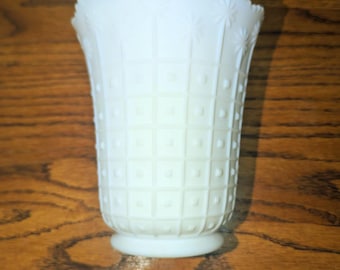 Imperial vas i äkta mjölkglas från USA, original i Doeskin-finish - prickigt rutmönster, texturerad kant, blommiga accenter - 13 cm hög, 11,5 cm bred vid kanten