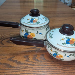 Vintage Enamelware Set of 2 Pots - Floral Design - With Lids - Enameled Metal Pots - Cookware - Kitchen