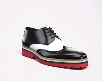 Driekleurige brogueschoenen heren vleugeltip zwart en wit leren oxfords met rode, robuuste zool