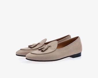 Mocassins faits main en daim taupe - Chaussures habillées de luxe pour mariage et cérémonie pour hommes