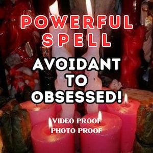 Może przedstawiać: Kolekcja zapalonych różowych i białych świec pieńkowych z tekstem POWERFUL SPELL AVOIDANT TO OBSESSED! VIDEO PROOF PHOTO PROOF nałożonym w kolorze białym i czerwonym. Świece są ułożone w grupę z widocznymi płomieniami i ciemnozielonymi wiązkami.