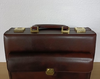 Maleta de cuero vintage con compartimentos