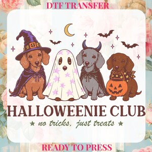 Peut inclure: Un transfert DTF illustrant quatre teckels en costumes d'Halloween : un magicien, un fantôme, un diable et un porteur de citrouille. Le texte indique DTF TRANSFER, HALLOWEENIE CLUB, no tricks, just treats, et READY TO PRESS. Chauves-souris et étoiles.