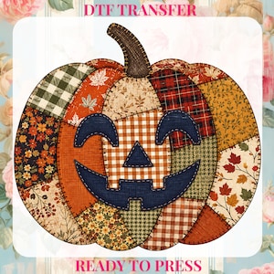 Peut inclure: Un transfert DTF READY TO PRESS représentant une citrouille composée de divers motifs en tissu orange, vert, rouge et marron avec des feuilles d'automne, des carreaux et des fleurs. La citrouille a un visage de jack-o'-lantern bleu foncé.