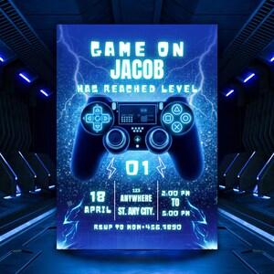 Peut inclure: Une invitation bleue avec le texte "GAME ON JACOB HAS REACHED LEVEL". Un graphisme de manette de jeu bleu brillant est centré sur l'invitation. La date, l'heure et le lieu sont également inclus. Le fond a un motif d'éclair.