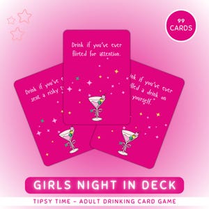 以下が含まれることがあります： カクテルのイラストが描かれた、ピンク色の大人向け飲酒ゲームカードのセットです。「Drink if you've ever flirted for attention.」などのフレーズがカードに書かれています。「GIRLS NIGHT IN DECK」の文字が下部に表示され、円の中に「99 CARDS」と書かれています。