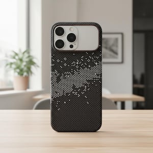 Może przedstawiać: Czarne etui na telefon z białym wzorem w kropki. Etui ma teksturowany wygląd i srebrną sekcję aparatu. Projekt przedstawia wzór białych kropek i gwiazd.