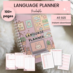 Puede incluir: Un planificador de idiomas rosa con encuadernación en espiral, con una ilustración de conejito y el texto "Language Planner". Incluye páginas imprimibles y es de tamaño A5. La portada tiene un diseño de dibujos animados.