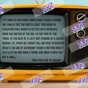Puede incluir: Un televisor amarillo vintage con una pantalla negra que muestra el texto de la canción "Idiot Box" de Incubus. El texto está superpuesto con cinta adhesiva y la palabra "XYZ". El televisor tiene dos perillas y un altavoz.