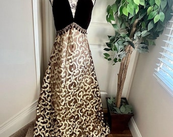 Vestido de gala vintage de los 80/90, de terciopelo y encaje metalizado, color burdeos y dorado, talla M.