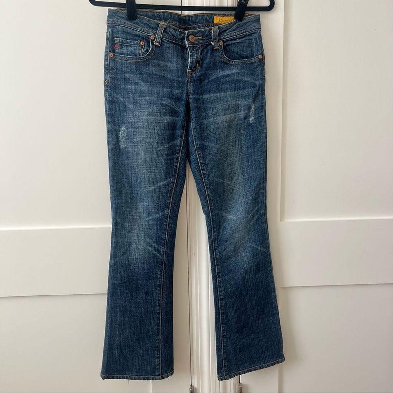 Seven7 Y2K Vaqueros acampanados clásicos de tiro bajo con lavado medio, talla 26 imagen 1