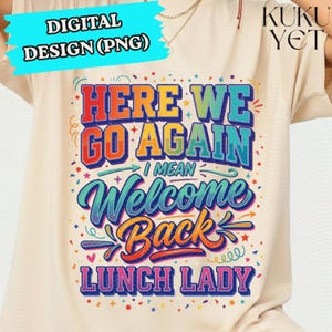 Peut inclure: Un t-shirt beige arborant un motif graphique coloré avec le texte "HERE WE GO AGAIN I MEAN Welcome Back LUNCH LADY" dans des polices variées, entouré de petites étoiles, de points et de spirales décoratives en rouge, bleu, jaune et sarcelle.