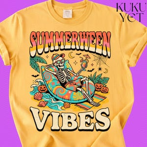 Peut inclure: Un t-shirt jaune avec une illustration d'un squelette portant des lunettes de soleil et une casquette, allongé sur un matelas gonflable coloré. Le motif inclut des palmes, des citrouilles, un cocktail et le texte SUMMERWEEN VIBES.