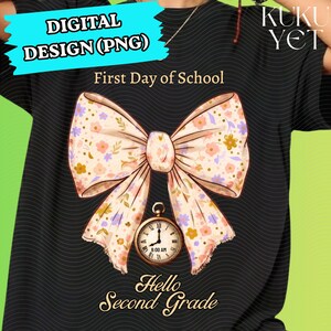Può includere: Una t-shirt nera con un grande fiocco color crema a motivi floreali. Sotto il fiocco c'è un orologio da taschino dorato che segna le 8:00. Il testo recita First Day of School e Hello Second Grade. In alto appare Digital Design PNG.