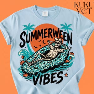 Peut inclure: Un t-shirt bleu clair avec un motif représentant un squelette portant des lunettes de soleil et une chemise à motifs, se relaxant sur une bouée dans l'océan. Le design inclut des palmiers, des citrouilles, des chauves-souris et le texte "SUMMERWEEN VIBES" avec "KUKU YET" en haut.