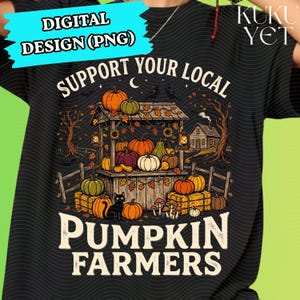Peut inclure: Un t-shirt noir avec un motif graphique portant le texte "SUPPORT YOUR LOCAL PUMPKIN FARMERS". L'illustration représente un stand de ferme en bois rempli de citrouilles, de bottes de foin, d'un chat noir, de lanternes et d'arbres sous un ciel nocturne.