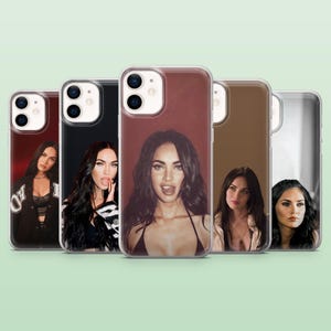 Peut inclure: Une série de cinq coques de téléphone transparentes, chacune présentant une image différente d'une femme aux cheveux foncés. Les coques sont alignées, montrant diverses poses et expressions.