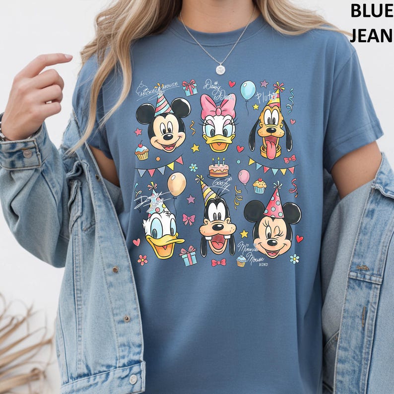 Puede incluir: Camiseta azul con un estampado colorido de personajes de Disney, incluyendo Mickey y Minnie Mouse, Donald y Daisy Duck, Goofy y Pluto, todos con sombreros de fiesta y rodeados de decoraciones de cumplea&ntilde;os. La camiseta tiene la frase "Minnie Mouse XOXO".