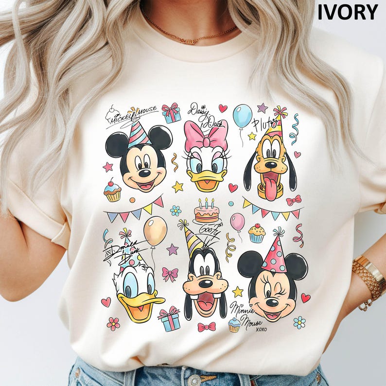 Puede incluir: Camiseta de color marfil con ilustraciones coloridas de Mickey Mouse, Daisy Duck, Pluto, Donald Duck, Goofy y Minnie Mouse, todos con sombreros de fiesta. El dise&ntilde;o incluye elementos tem&aacute;ticos de cumplea&ntilde;os como globos, cupcakes y confeti.
