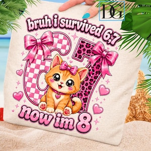 Op de afbeelding: Een beige kussen met een kleurrijk grafisch ontwerp. Het ontwerp bevat de tekst "bruh i survived 6,7 now im 8" in roze, een cartoonkat, roze strikken, harten en de cijfers 6 en 7.