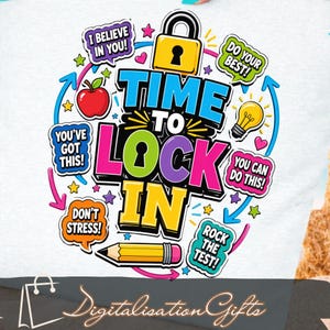 Puede incluir: Camiseta blanca con un diseño gráfico colorido. El diseño incluye las palabras "TIME TO LOCK IN" con frases de apoyo como "I BELIEVE IN YOU!" y "YOU CAN DO THIS!" junto con un lápiz, una manzana y una bombilla.