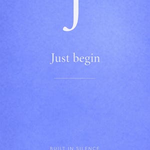 Puede incluir: Diseño minimalista sobre un fondo azul. La letra "J" en blanco en la parte superior, seguida de las palabras "Just begin" y una línea horizontal. La frase "BUILT IN SILENCE" en la parte inferior.