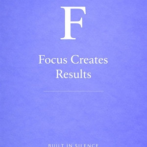 Könnte beinhalten: Ein minimalistisches Design auf lavendelfarbenem Hintergrund. Das Bild zeigt oben einen großen weißen Buchstaben "F", darunter den Text "Focus Creates Results" und unten "BUILT IN SILENCE". Eine dünne weiße Linie trennt den Text.
