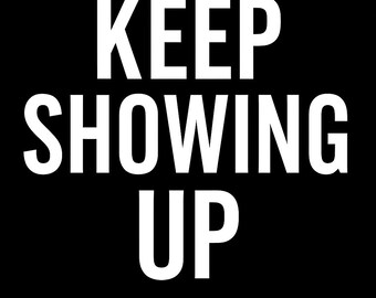 Sigue apareciendo: Arte mural minimalista en blanco y negro