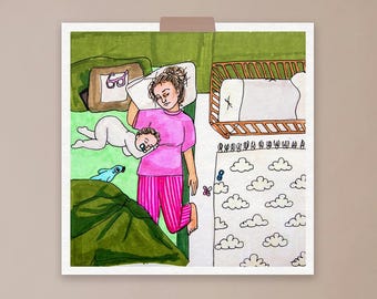 Może przedstawiać: Akwarelowa ilustracja kobiety w różowej piżamie leżącej w łóżku z dzieckiem. Obok łóżka znajduje się łóżeczko. Obraz zawiera rysunek chmur i słowo "Go" w ramce.