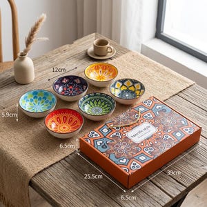 Puede incluir: Un juego de tres tazas de cerámica con un acabado mate moteado. Las tazas son de color crema, gris claro y gris oscuro. Cada taza tiene un diseño simple y minimalista.