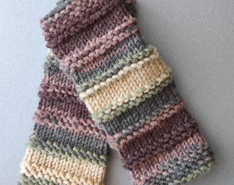 Guantes gruesos con degradado de tonos tierra, marrón, verde y amarillo. Regalo acogedor.