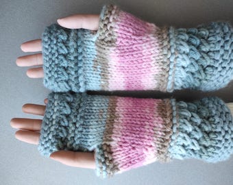 Manoplas sin dedos con degradado de punto grueso en tonos pastel azul, rosa y beige. Regalo acogedor.