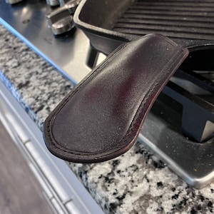 Juego de 2 fundas de cuero para mango de sartén de hierro fundido, diseño liso de color marrón oscuro