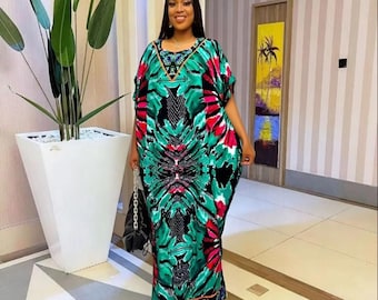 Eleganter lockerer atmungsaktiver Bubu mit Schal. Ethno-Bubu-Kleid