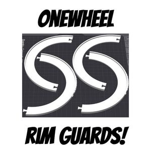Könnte beinhalten: Weiße Felgenschützer für ein Onewheel, mit dem Text "ONEWHEEL" und "RIM GUARDS!" in Schwarz. Die Schützer haben die Form eines doppelten "S" und befinden sich auf einem dunkelgrauen Hintergrund.
