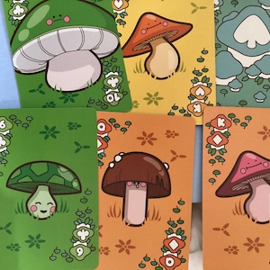 Puede incluir: Un juego de tres tazas de cerámica con un acabado mate moteado. Las tazas son de color crema, gris claro y gris oscuro. Cada taza tiene un diseño simple y minimalista, ideal para café o té.