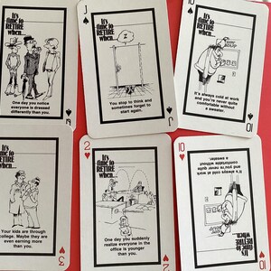 Puede incluir: Un juego de cartas con la frase "It's time to RETIRE when..." e ilustraciones humorísticas. Cada carta presenta una situación diferente relacionada con la jubilación, con dibujos en blanco y negro y texto.