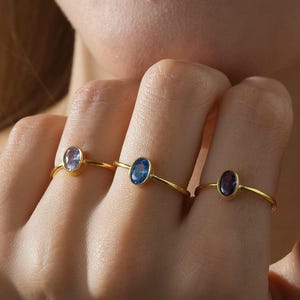 Owalny pierścionek z kamieniem szlachetnym, delikatny złoty pierścionek, minimalistyczny pierścionek z kamieniem szlachetnym, spersonalizowana biżuteria, prezent dla niej