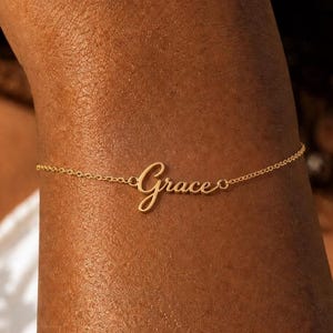 Pulseira personalizada com nome, presente para mulheres, pulseira com nome em cursiva personalizada, joia delicada com inicial em dourado, ideia de presente de Natal.