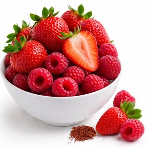 Peut inclure: Un bol blanc débordant de fraises et de framboises fraîches. Les fraises sont rouge vif avec des tiges vertes, et l'une est coupée en deux. Les framboises sont d'un rouge profond. Un petit tas de graines brunes est à côté du bol.